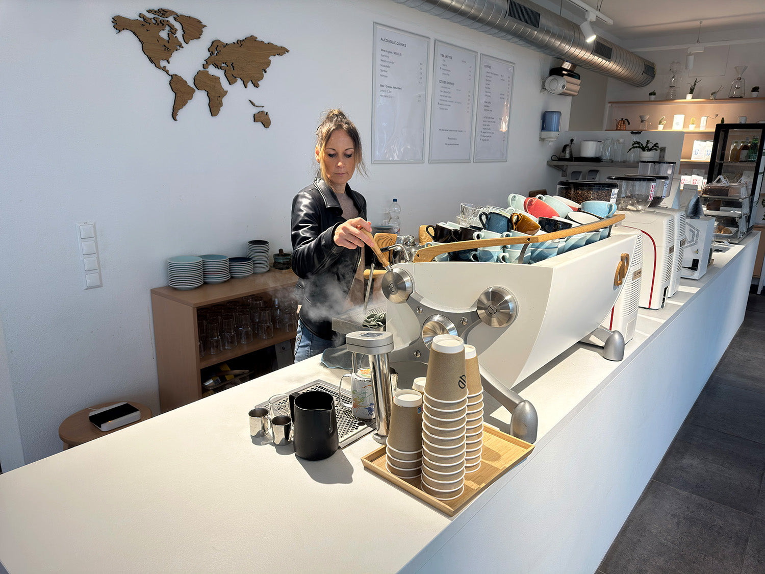 Kaffee auf Holztisch